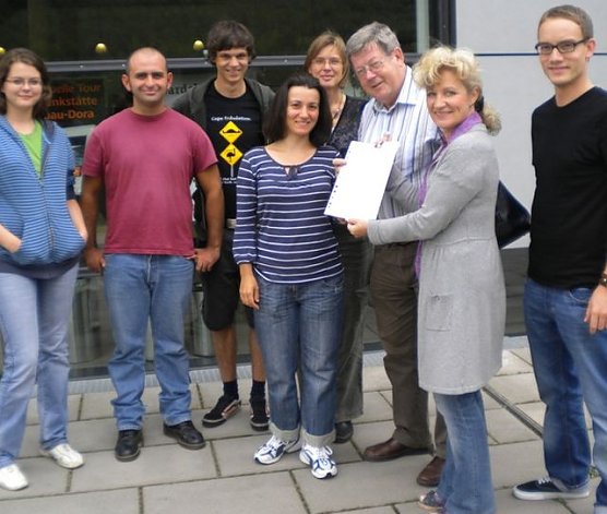 &Uuml;bergeben (Foto: LINKE)