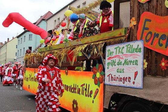 Närrinnen und Narren ziehen durch die Stadt (2) (Foto: Karl-Heinz Herrmann) Närrinnen und Narren ziehen durch die Stadt (2) (Foto: Karl-Heinz Herrmann)
