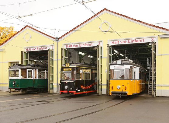 Der Oldtimer-Triebwagen 23, der Schienenbistro-Triebwagen 59 und der Oldtimer-Triebwagen 40 k&ouml;nnen f&uuml;r Stadtrundfahrten auf den Gleisen der Linie 1 und Linie 2 gemietet werden (Foto: Stadtwerke Nordhausen)
