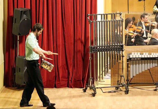 Mit Trommelklang in den Konzertsaal (Foto: Karl-Heinz Herrmann) Mit Trommelklang in den Konzertsaal (Foto: Karl-Heinz Herrmann)