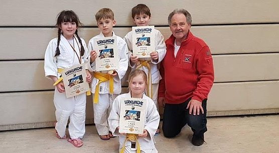 Amelie, Paul, Kai und Emilia mit ihrem Trainer Waldemar Benndorf (Foto: privat)