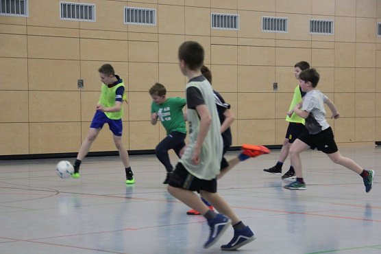 Bei den Schulmeisterschaften der Klassen 5 bis 7 im Hallenfu&szlig;ball der Regelschule "Geschwister Scholl" in Heringen war die Begeisterung der Teilnehmer deutlich zu sp&uuml;ren (Foto: Barbara Haupt)
