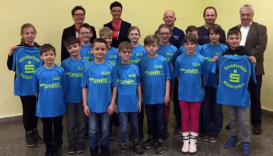 Trikots &uuml;bergeben (Foto: privat)