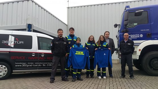 Sweatshirt&uuml;bergabe - v.l.n.r. Jens Bretschneider, Elias Bretschneider, Felix Schmidt, Claudia Lehmann, Enny Bretschneider, Gesch&auml;ftsf&uuml;hrer Stephan B&uuml;ttner, Marco Fritschka (Foto: Josephine Schuchardt‎)