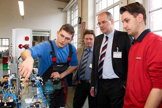 Landrat Matthias Jendricke zu Besuch bei der Firma Maximator (Foto: Pressestelle Landratsamt Nordhausen)