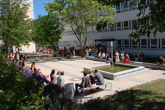 Auf dem Campus (Foto: FHN) Auf dem Campus (Foto: FHN)