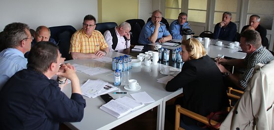 Beratung im Krisenstab (Foto: P. Grabe/Stadt Nordhausen)