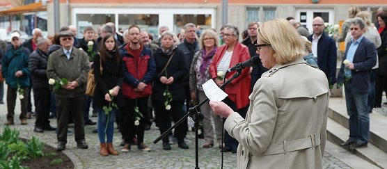 B&uuml;rgermeisterin Jutta Krauth erinnerte an die Schrecken des Krieges (Foto: nnz)
