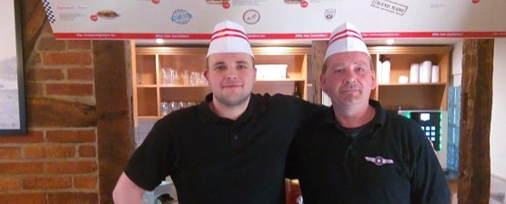 Steven Panse und Vater Mario erwarten ihre G&auml;ste. (Foto: Kurt Frank)