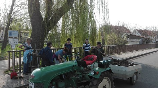 Frühjahrsputz in Sundhausen (Foto: Peter Grunwald) Frühjahrsputz in Sundhausen (Foto: Peter Grunwald)