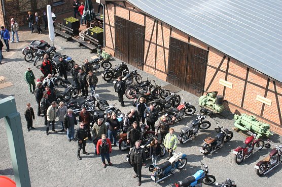 Oldtimer am Röhrigschacht (Foto: Tourist-Info Sangerhausen) Oldtimer am Röhrigschacht (Foto: Tourist-Info Sangerhausen)