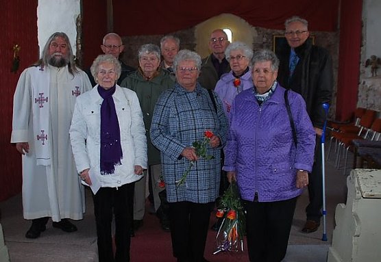 Im Jahre 1952 wurden 13 M&auml;dchen und Jungen in der evangelischen Kirche in Kleinbodungen vom damaligen Pfarrer Heinz Kr&uuml;ger konfirmiert. Jetzt haben sie sich wieder getroffen (Foto: Erwin H&ouml;ller)