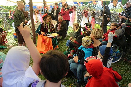 "Hexcentrica Burga" hatte Lieder und Geschichten f&uuml;r die junge H&ouml;llenbrut parat (Foto: Angelo Glashagel)