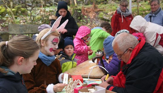 Basteln mit der Osterh&auml;sin Petra Gerlach (Foto: E. Schiwarth)