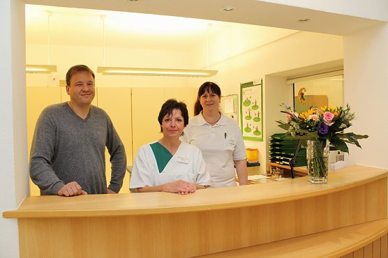 Freuen sich &uuml;ber die neue Station (v.l.n.r.): Pflegedirektor Torsten Eckebrecht, Stationsschwester Ute Kluge und Ober&auml;rztin Anke Gra&szlig;.  (Foto: Helios Klinik Bleicherode)