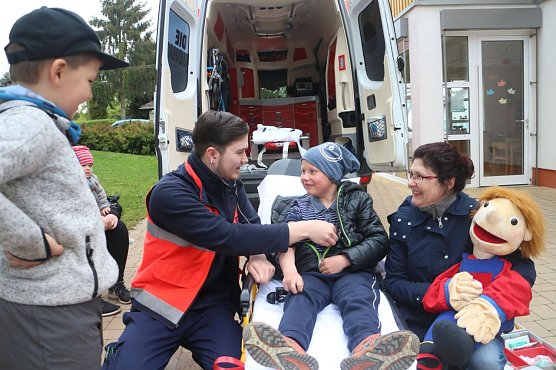 Rettungssanit&auml;ter Markus Kleemann erkl&auml;rte ganz genau wie das mit dem retten funktioniert (Foto: Angelo Glashagel)