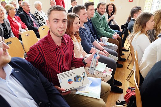 Sebastian Grober ist erster Absolvent des Studiengangs Automatisierung und Elektronikentwicklung an der Hochschule Nordhausen (Foto: Tina Bergknapp)