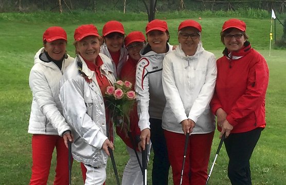 Rote Kappen f&uuml;r die Damen (Foto: H. Holzapfel)