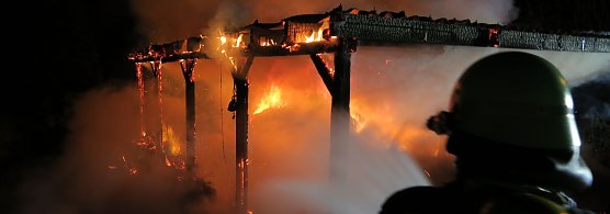 Carport und Renault gingen in Flammen auf (Foto: Feuerwehr Bleicherode)
