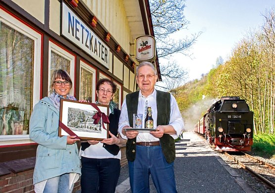 30-j&auml;hriges Jubil&auml;um: Anne Walther von der HSB (links) gratulierte Christa und Reiner Gassel und &uuml;bergab ein historisches Foto von der Station Netzkater (Foto: HSB/Dirk Bahnsen)