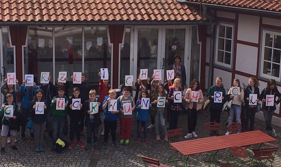 Er, der mit seinem bekannten Geburtstags-Song in vielen Wohnzimmern zu Gast ist, feiert heute seinen 70. Geburtstag. Seine kleinen und gro&szlig;en Freunde aus dem S&uuml;dharz w&uuml;nschen ihm Alles Gute! (Foto:  C. Witzel)