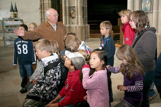 Gossmann erkl&auml;rt den Dom (Foto: Piper)