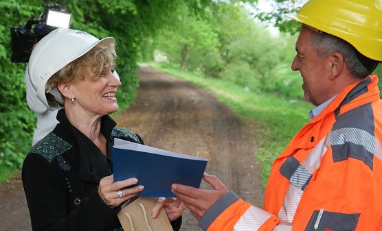 Wein und Urkunde f&uuml;r 40 Dienstjahre (Foto: nnz)