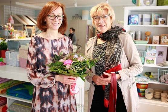 Sabine Becker erh&auml;lt von Renate Gruben zur Neuer&ouml;ffnung ihres Kinderladens Luna Blumen. (Foto: SWG)