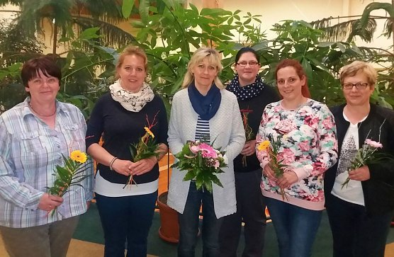 Der neue Vorstand des Kinderlachen-Vereins: Petra M&uuml;ller (Schriftf&uuml;hrerin), Nadin Kutschenreuther (Vereinsvorsitzende),  Madeleine Gogsch (ehem.Vereinsvorsitzende), Katrin Reichardt (Kassenwart), Christin Delert (stellvert.Vereinsvorsitzende), Karin Sommer (Beisitzer) und Yvonne L&auml;ufer (Beisitzer; nicht im Bild).  (Foto: F&ouml;rderverein)