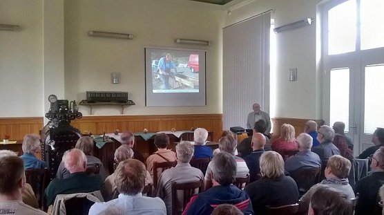 Vortrag im Bahnhof Klostermansfeld (Foto: Mansfelder Bergwerksbahn) Vortrag im Bahnhof Klostermansfeld (Foto: Mansfelder Bergwerksbahn)