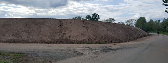 Dieser Wall sch&uuml;tzt vier k&uuml;nftige Wohnh&auml;user (Foto: nnz)