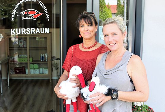 Die beiden freiberuflichen Hebammen Marlies Matthes und Christiane D&ouml;rnbrack (rechts) vor ihrem neuen Kursraum in der Rautenstra&szlig;e 32, nur wenige Meter von der Praxis entfernt. (Foto: SWG Nordhausen)