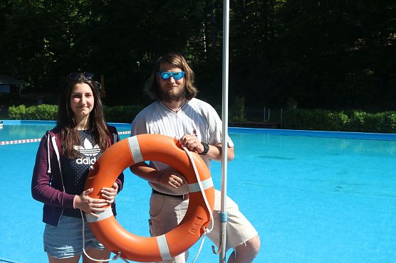 F&uuml;r die Sicherheit sorgen in der kommenden Saison Schwimmmeister Roland Gerlach und Rettungsschwimmerin Mareike Apel (Foto: Angelo Glashagel)