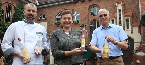 Delikatessen mit Schuss statt bunter Blumen - die Traditionsbrennerei l&auml;dt dieses Jahr zum Genussmarkt (Foto: Angelo Glashagel)