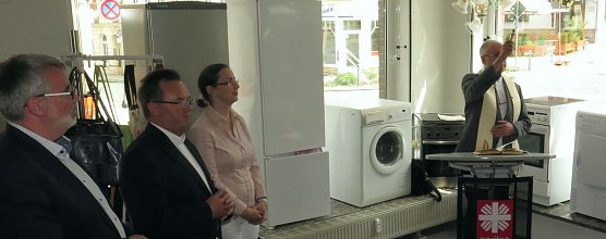 Caritas-Direktor Heller segnet das Sozialkaufhaus in Bleicherode (Foto: nnz)