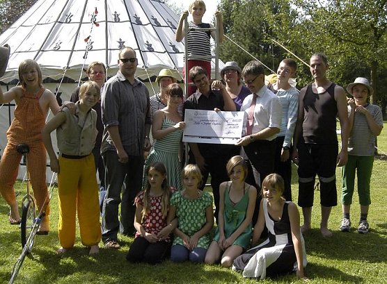 Überreicht (Foto: Stadtwerke) Überreicht (Foto: Stadtwerke)