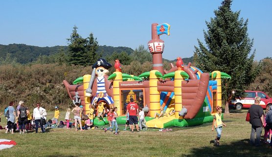 hüpfburg (Foto: ksb) hüpfburg (Foto: ksb)