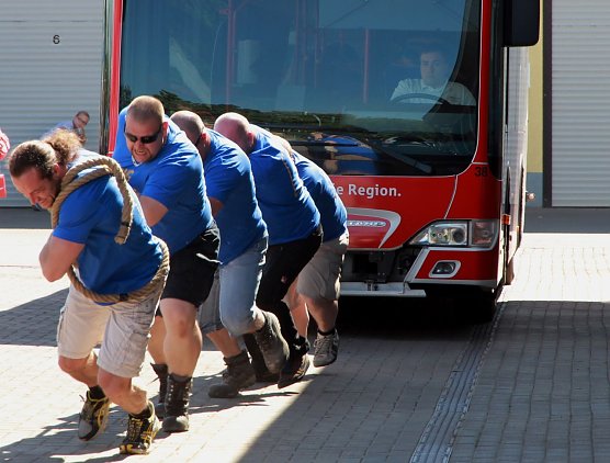 Wer kann am schnellsten ziehen? - Wettkampf zum Stadtwerke BeachCup (Foto: Franziska Bernsdorf, Verkehrsbetriebe Nordhausen)