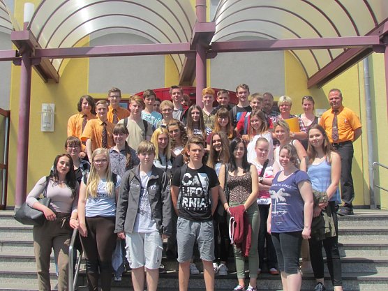 Die Sch&uuml;lerinnen und Sch&uuml;ler der 9. Klasse der Regelschule Petersberg informierten sich &uuml;ber die verschiedenen Ausbildungsberufe bei den Unternehmen der Stadtwerke-Nordhausen-Gruppe (Foto: Franziska Bernsdorf, Verkehrsbetriebe Nordhausen)