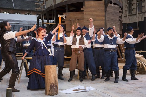 Glanzvolle Premiere (Foto: Tilman Graner) Glanzvolle Premiere (Foto: Tilman Graner)