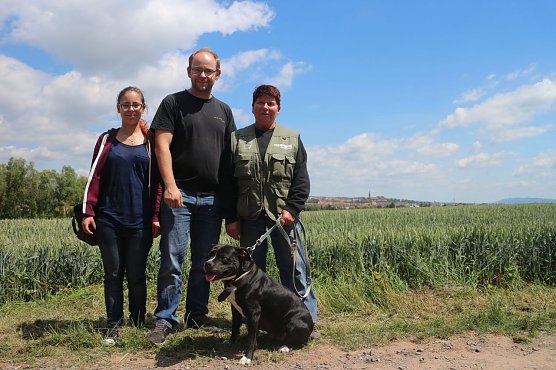 Sina, Christian, Frau Wahl und Terrier-H&uuml;ndin Emmi gl&uuml;cklich beim ersten Sommerfest des Nordh&auml;user Tierheims (Foto: Angelo Glashagel)