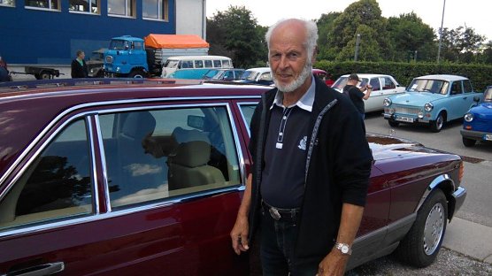 Werner Wei&szlig; ist stolz auf seinen Mercedes, Baujahr 1986. (Foto: Kurt Frank)