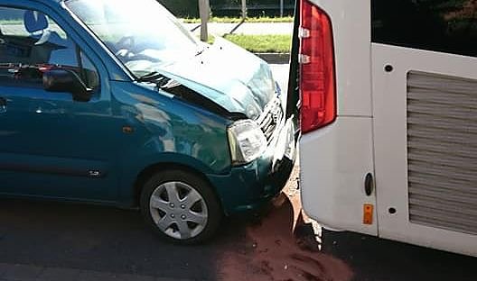 Auto gegen Bus (Foto: Feuerwehr Niedersachswerfen)
