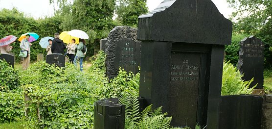 F&uuml;hrung &uuml;ber den j&uuml;dischen Friedhof (Foto: privat)
