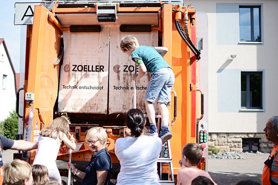 Auf die richtige Tonne kommt es an - das haben die Kinder der evangelischen Grundschule diese Woche gelernt (Foto: Pressestelle Landratsamt Nordhausen)