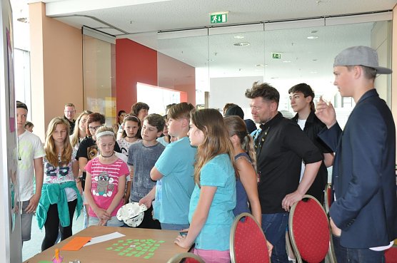Am 15. Juni trafen die F&uuml;nftkl&auml;ssler aus Ellrich auf den Regisseur Marco Gadge, und die Kinderdarsteller Hanna Sophie St&ouml;tzer, Maximilian Scharr, Jakob Menkens und Sinan El Sayed (Foto: Kreissparkasse Nordhausen)