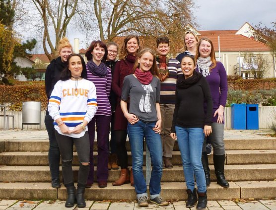 Studierende der ersten Studiengruppe im Masterstudiengang Transdisziplin&auml;re Fr&uuml;hf&ouml;rderung an der Hochschule in Nordhausen und die erste Absolventin Daniela Dylong (1. Reihe 1. v.r.)  (Foto: Britta Gebhard)