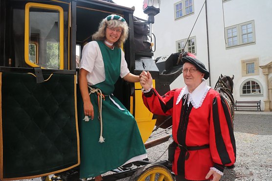 Im historischen Dress werden am Sonntag auch einige Heringerinnen und Heringer auftreten, hier Jeannette Heidrich und Karl Sander (Foto: Angelo Glashagel)