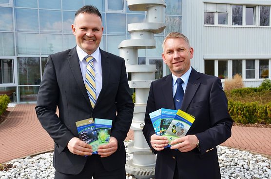 Prof. Dr. J&ouml;rg Wagner (HSN-Pr&auml;sident) und Oliver W&ouml;nnmann (Gesch&auml;ftsf&uuml;hrer der Feuer Powertrain GmbH & Co. KG) (v.l.) (Foto: Tina Bergknapp)
