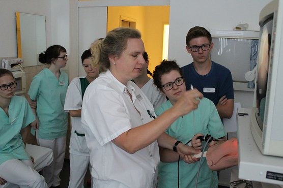 Zwei Wochen Praktikum in der Bleicher&ouml;der Klinik erleben derzeit Sch&uuml;lerinnen und Sch&uuml;ler aus Bleicherode (Foto: Helios Klinik Bleicherode)